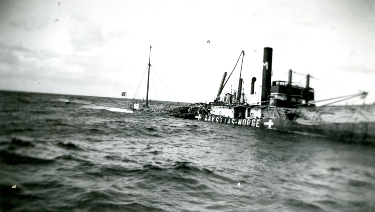 Synkende skip. Fra torpederingen av D/S 'Takstaas' i september 1939, fotografert fra torpedobåt KNM 'Storm'