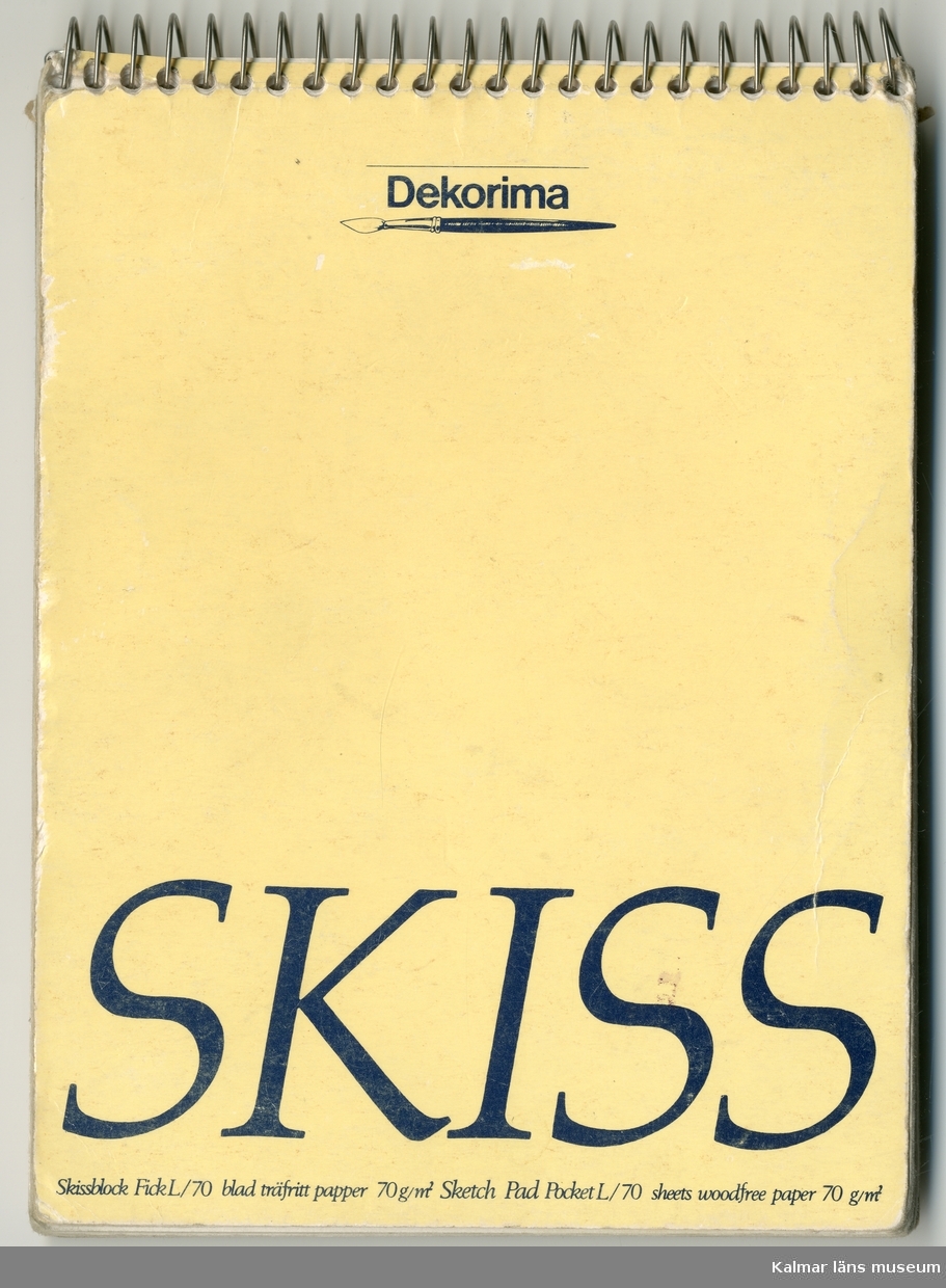 KLM 46157:485. Skissblock, papper, färg. Skissblock med vita papperssidor och omslag i gult papper med texten "SKISS" i blått. Innehåller anteckningar och skisser, gjorda av Raine Navin. Se foto för exempel.