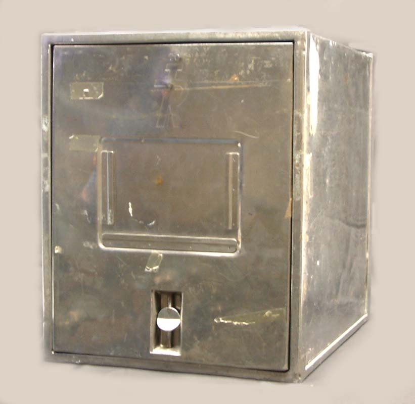 "TR" Box av rostfri plåt med frontlucka som kan fällas upp och skjutas
in i överkant. Hållare för adresslapp på frontluckan (bxh 175x130 mm). Luckan låses med en sprint på en fjäder.
Lådan har 5 skenor på vardera sida invändigt för antingen brickor, lådor, eller som i det här fallet 2 mindre lådor av plåt. Kraftigt bärhandtag i metall på ovansidan. Kan behövas eftersom lådan är väldigt tung.
Boxen innehåller 2 lådor av plåt. (lxbxh 295x190x45). Båda har som en upphöjning innuti med ett TR märke på.

Se även 15333:1 och 18362:1 som är samma typ av boxar, men betydligt nyare och i plast.