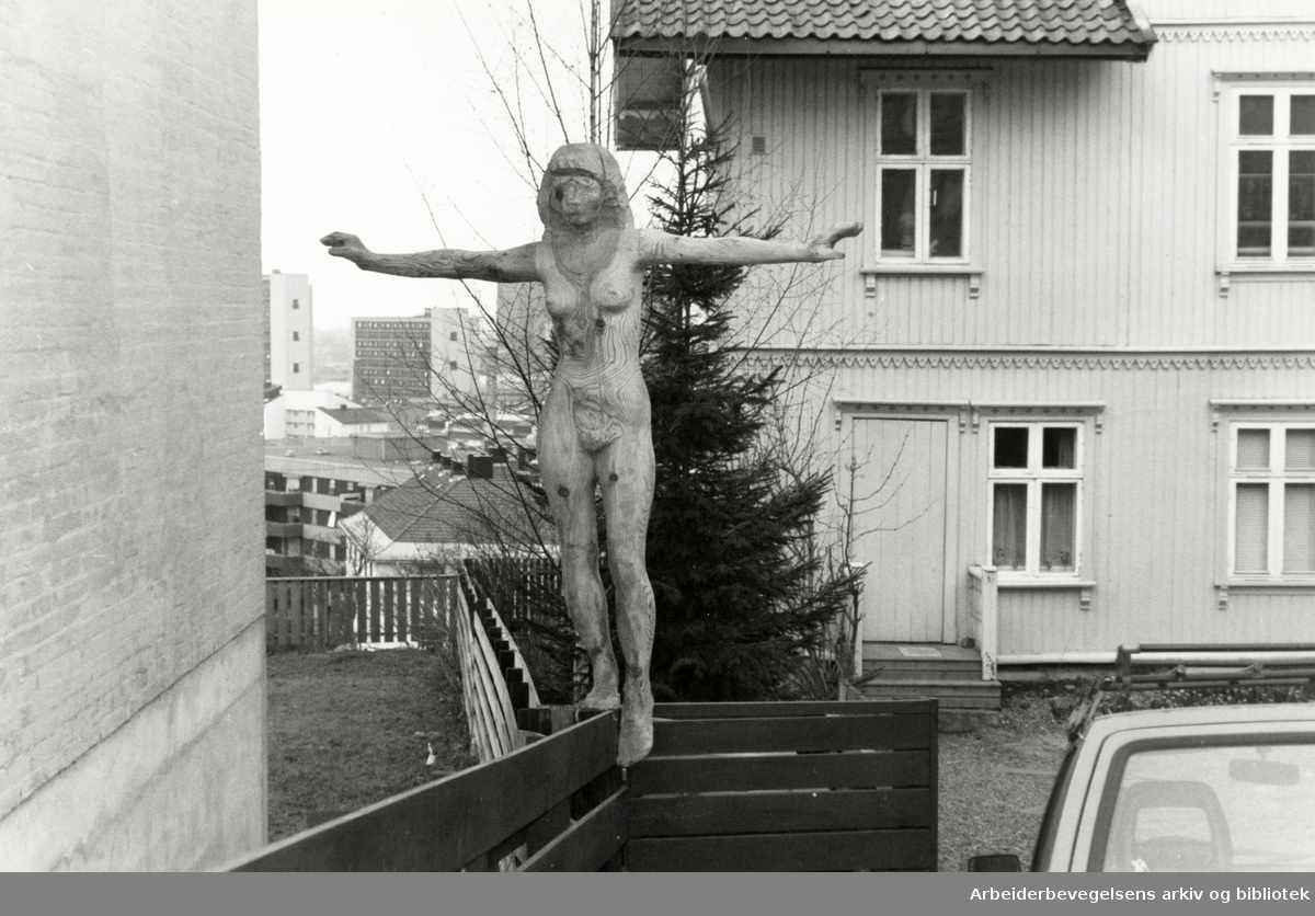 Kampen. Galleri Kampen. Treskulpturen "Balanse" er laget av billedhugger Ivar Sjaastad. Februar 1992.