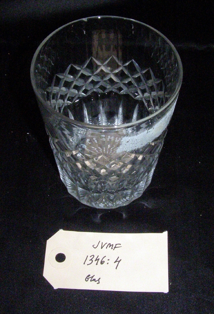 Dricksglas av klart glas med fasettslipat mönster.