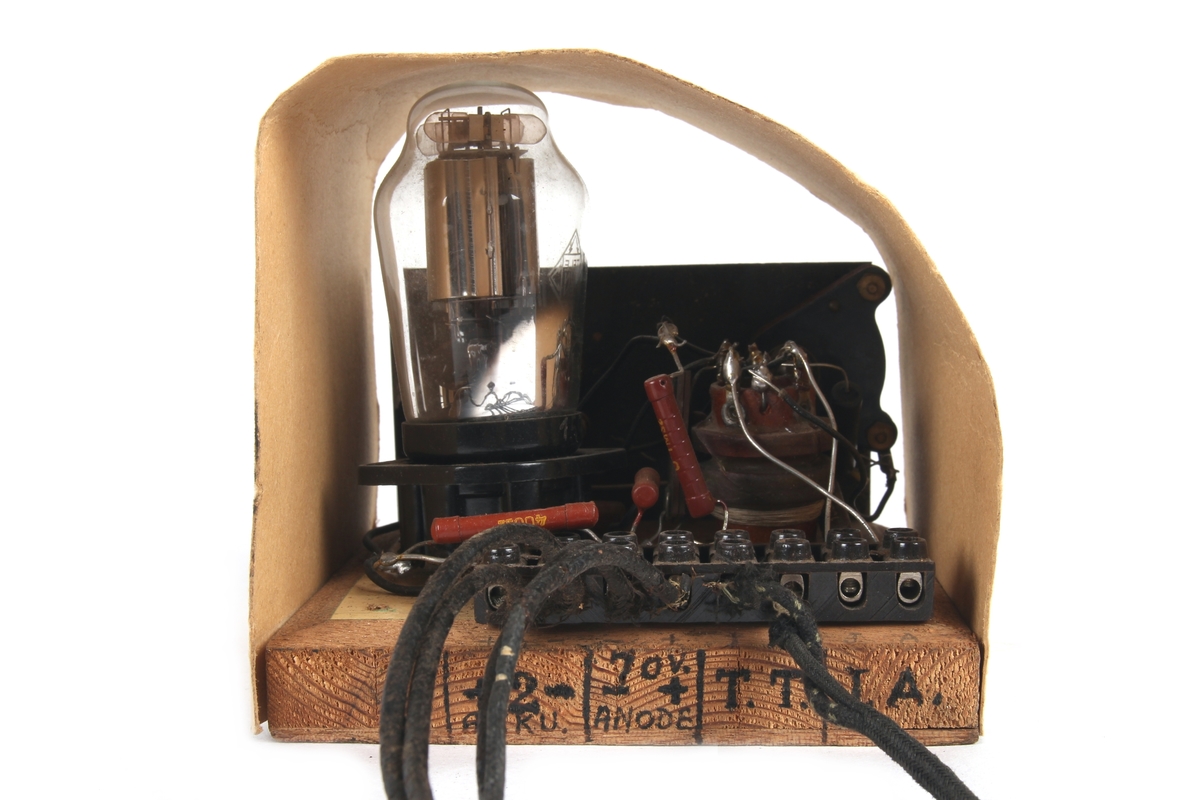 Hjemmelaget radio med tilhørende hodetelefoner. Laget i Haugesund og var brukt til radiolytting under andreverdenskrig