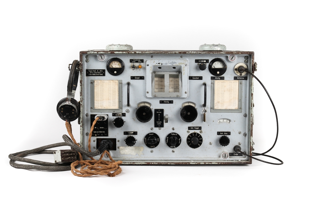 Radiosender og mottaker med tilhørende øretelefoner, mikrofon og telegrafnøkkel