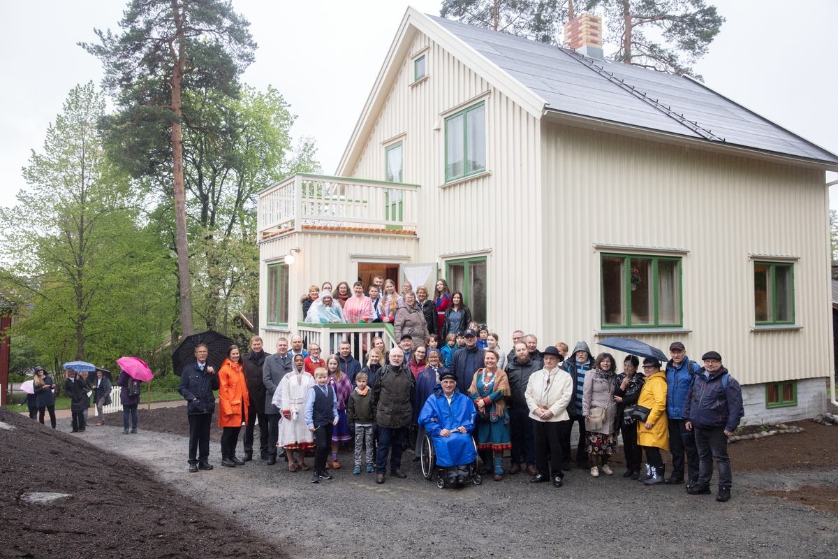 Folk fra Porsanger under åpningen av gjenreisningshuset på Norsk Folkemuseum.