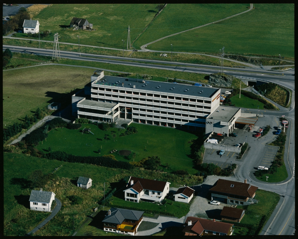 Flyfoto av Touring motorhotell, dagens Radisson Blue Hotell.