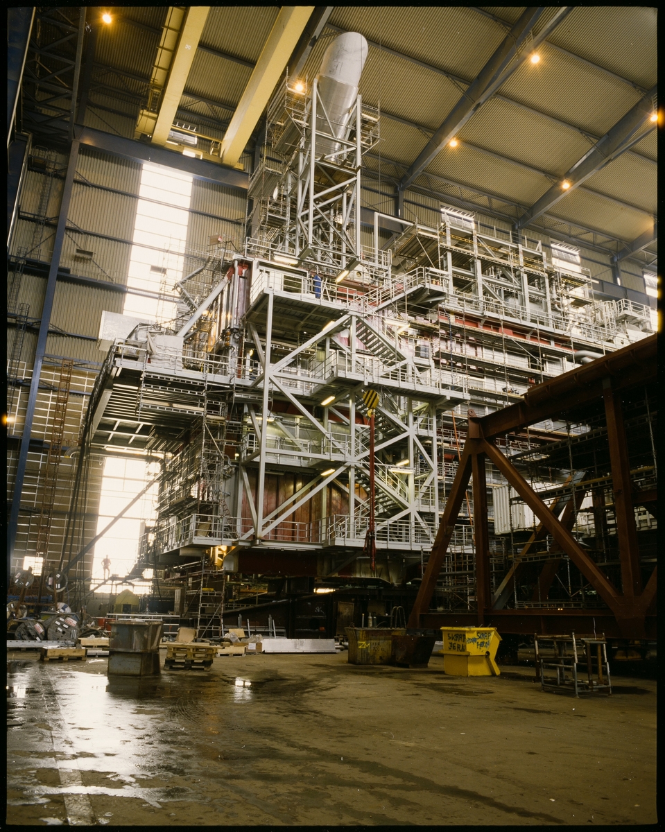 En stor modul under bygging i Nordsjøhallen til Haugesund Mekaniske Verksted.