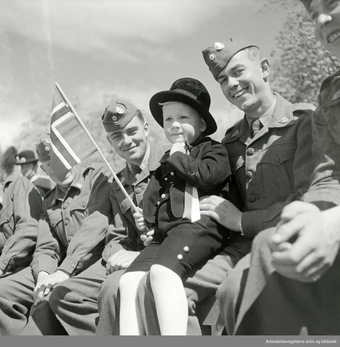 17. Mai 1954. Danske soldater på besøk i Oslo.