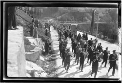 Korps i fronten av folketog på vei i Notodden. Fra 17. mai f