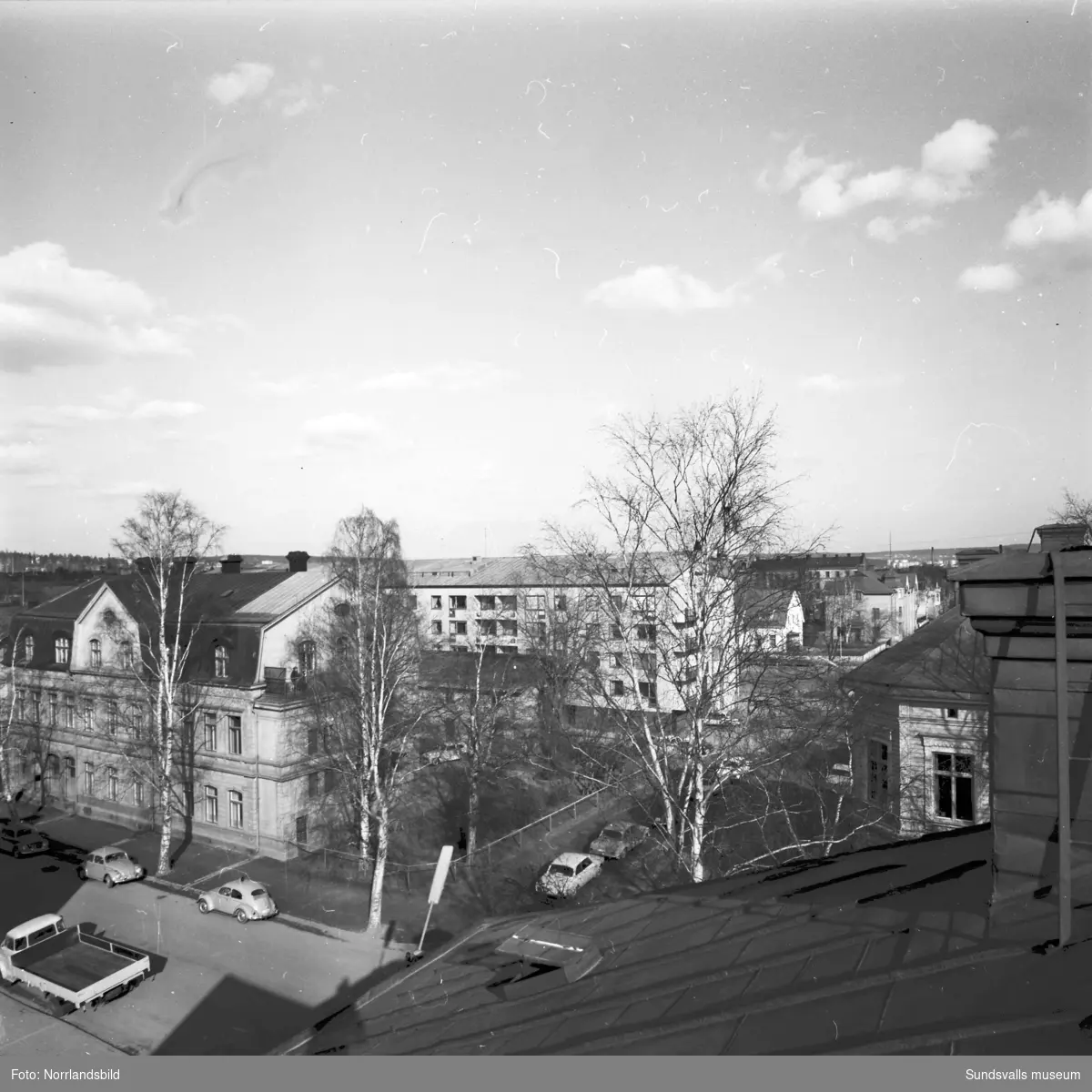 Vy tagen från taket på huset vid Fredsgatan 8 ner mot Fredsgatan och Östra Långgatan. Det stora trähuset i bildens vänsterkant är rivet och låg på Fredsgatan 5. Bakom syns det relativt nybyggda huset vid Esplanaden 18-22 och invid skorstenen till höger skymtar Östra Långgatan 23.