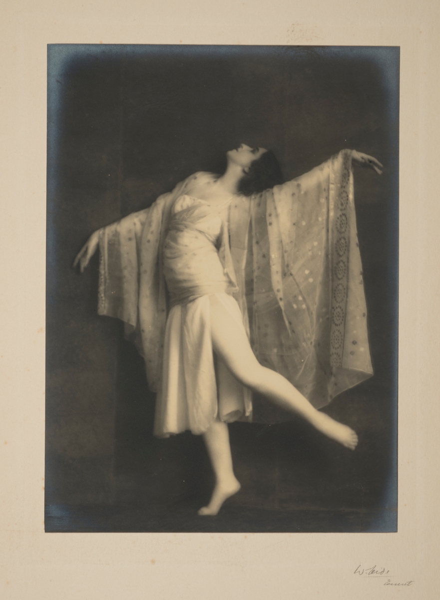 Kunstnerisk portrett av den berømte russiske ballettdanseren Vera Fokina, som danser med et sjal over armene.