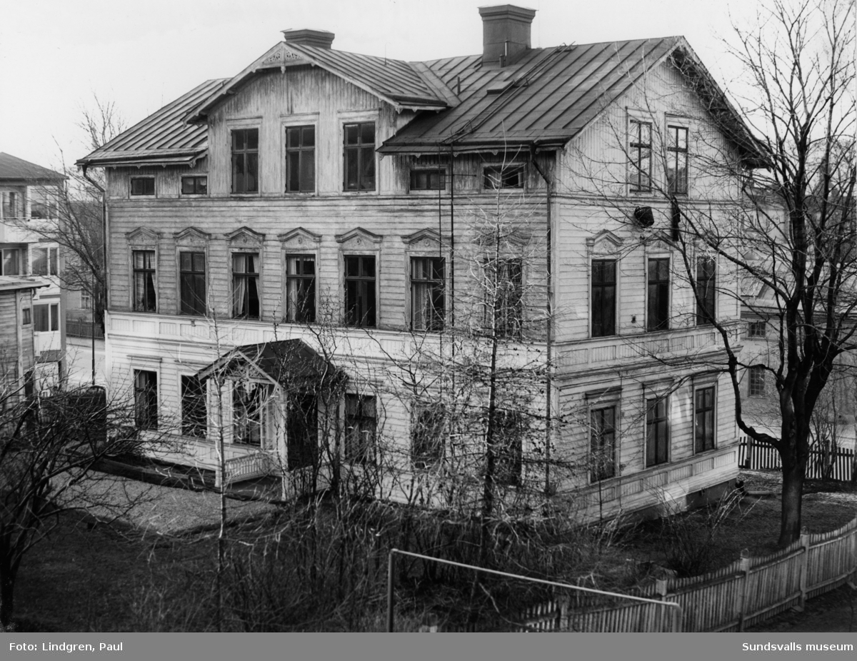 Bergsgatan 3. Den kände byggmästaren C. A. Olsson uppförde denna gård omkring 1890. Han byggde 23 stenhus varav 7 i egen regi samt några trähus. Olsson bodde här tills hans eget stenhus på Storgatan 6-8 blev färdigt 1904 då han flyttade dit.