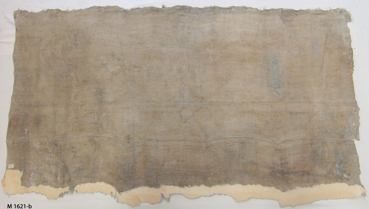 Bonadsmåleri på grövre tuskaftvävt linnetyg med målning i tempera - pigment, ägg, troligen äggvita och mjöl (Nyström 2012:150-151). Motiv i översta målade bården över Drottningen av rika Arabien besöker kung Salomo och i nedersta över Absalons död. 
Linnettyget består av två horisontellt hopskarvade delar vilka har råa kanter eller stadkanter i ytterkanterna.

Inskrivet i huvudkatalogen 1892-1900.