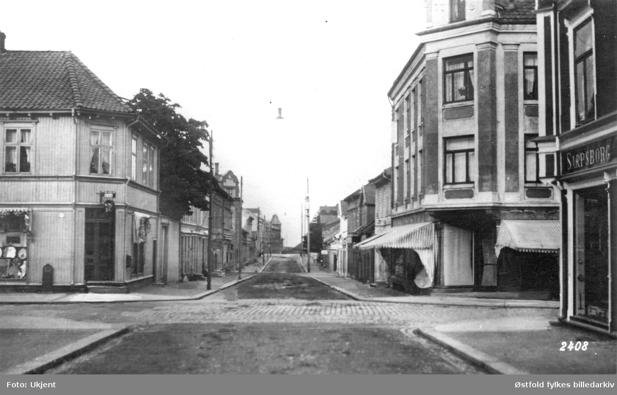 Gateparti fra Glengsgata i krysset med St. Marie gate i Sarpsborg, fotografert etter 1915. St. Marie gate 105 til høyre er bygd 1915.