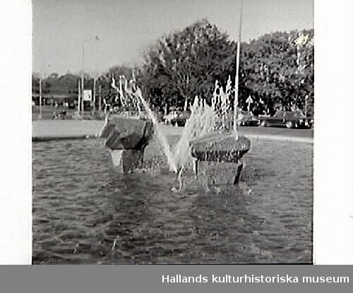 Torellbrunnen vid varuhuset Domus vid Västra Vallgatan i Varberg. Edvin Öhrström från Halmstad är konstnären bakom verket som invides 1970.
Bild 1 fotograferad mot väster. Bild 2. Engelska parken i bakgrunden. Bild 3 med Domus i bakgrunden. Bild 4 fotograferad mot öster, med Brunnsparken och kyrkan i bakgrunden.

Bilder från tidningsartikel om Torell-monumentet, publicerad i Hallands Nyheter, 1970-09-30.