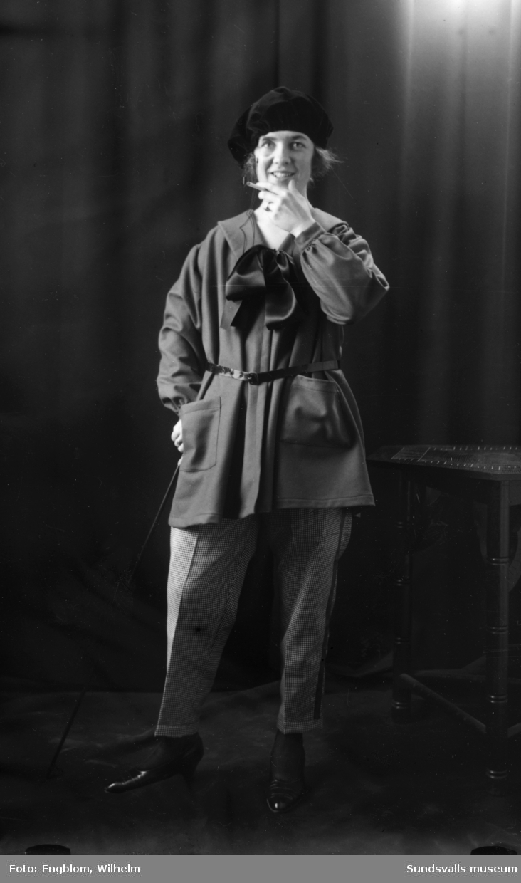 En serie porträtt på Gurli Bergström alias Kai Gullmar, tagna i samband med en Barnens Dag cabaret 1924 resp 1927 i Sundsvall. De motiv där hon är klädd som en man är tagna 1927 liksom den oskarpa gruppbilden med hela ensemblen.