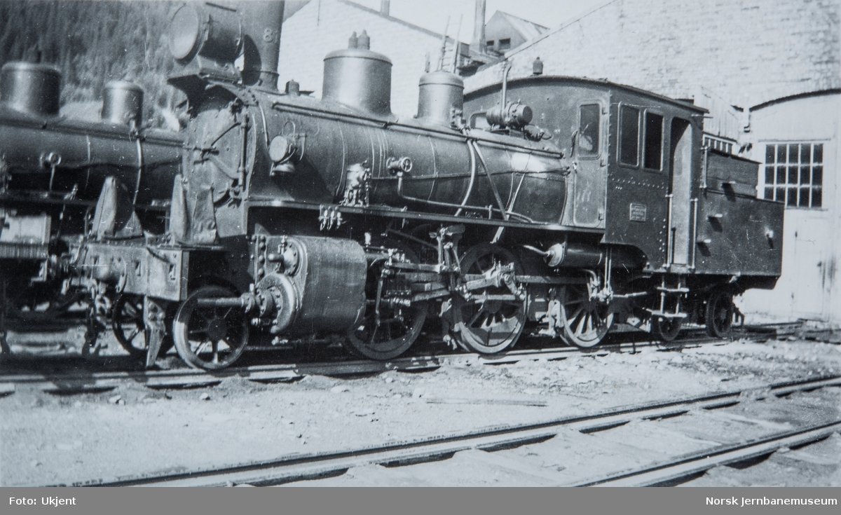 Damplokomotiv type XXVI nr. 81 hensatt på Støren stasjon.