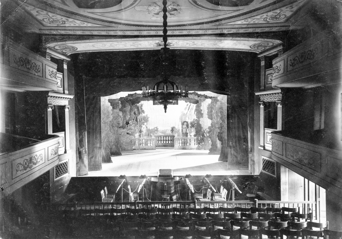 1825 fick Jönköping en ny teater, centralt belägen vid Hovrättstorgets östra sida. Teaterbygget finansierades genom att stadens borgare tecknade aktier i "Spectaclehus bolaget".