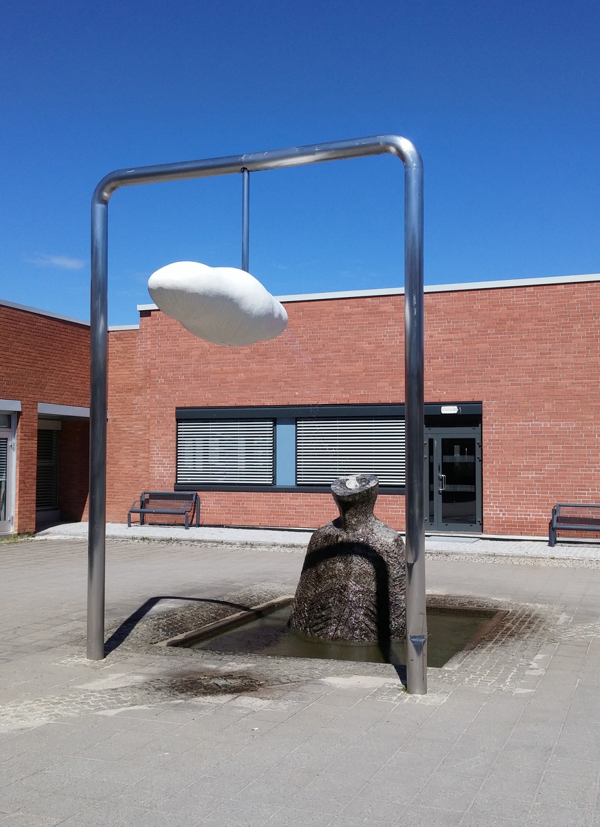 Installasjon i form av en fontene hvor den ene skulpturen spruter vann over til den andre.