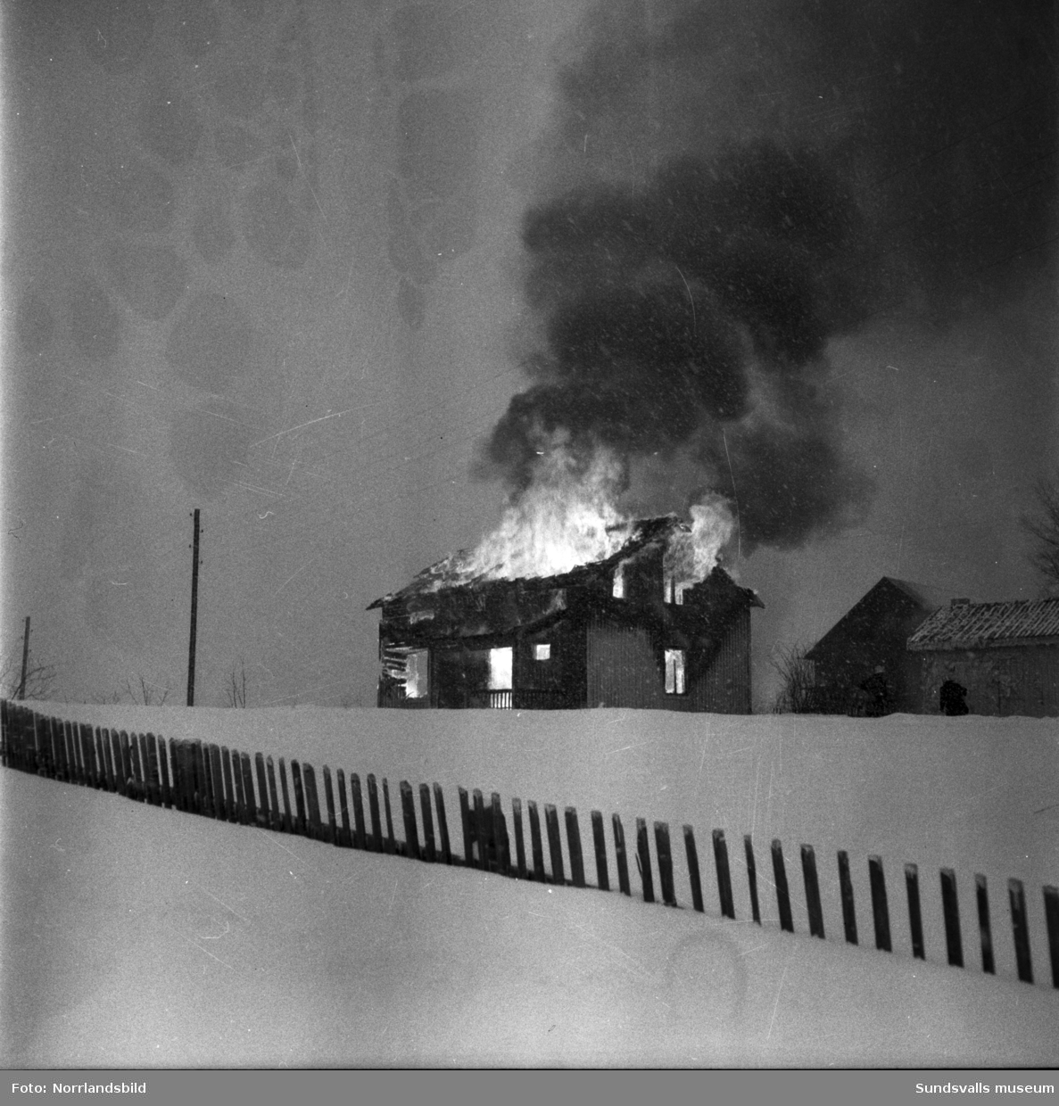 Helmer Löfgrens villa i Östanå, Kovland, förstördes vid en våldsam eldsvåda vintern 1956. Brandmännen och ett stort antal ortsbor som hjälpte till fick inrikta sig på att rädda närliggande bostadshus och uthus. Tack och lov var ingen i familjen hemma då branden bröt ut.