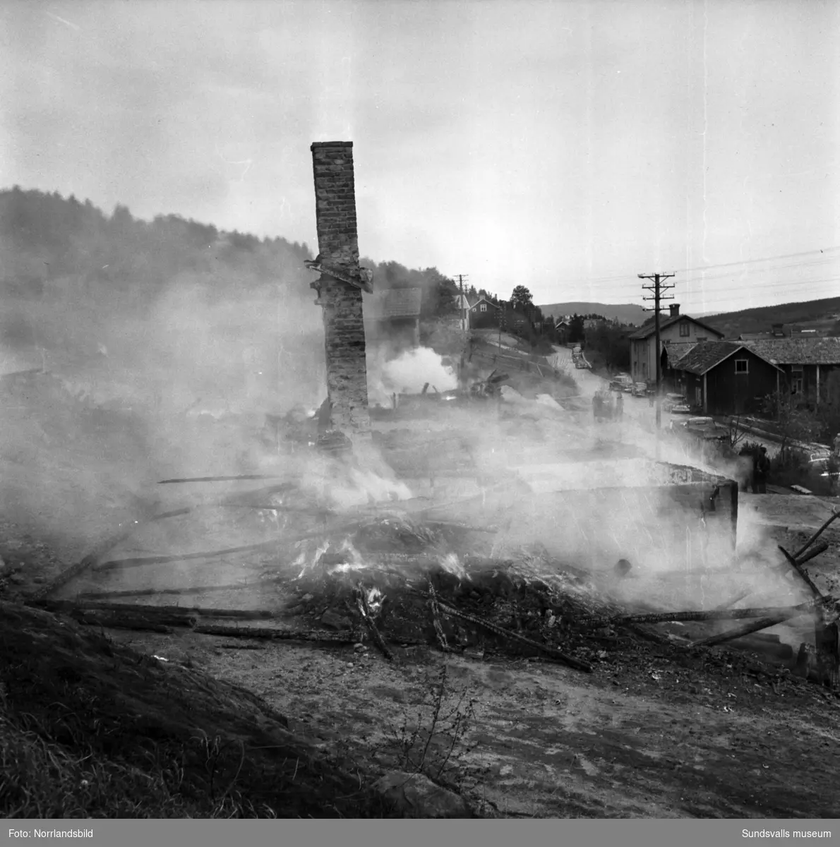 Torsten Söderbergs snickerifabrik i Lillro, Selånger, brann ner till grunden 1953. På bara en halvtimme gick den stora träbyggnaden upp i rök tillsammans med en hel del maskiner och såväl färdiga som halvfärdiga produkter, främst köksinredningar. Alla människor som fanns i fabriken hann dock ta sig ut.