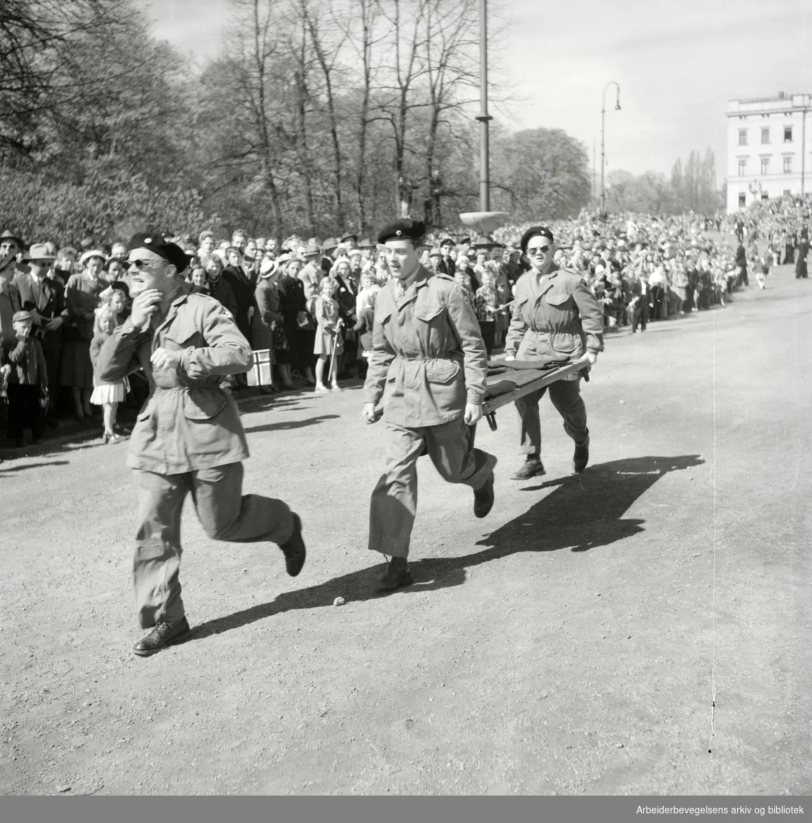 17. mai 1954. Norsk Folkehjelp. Utrykning til fots. Bårelag.