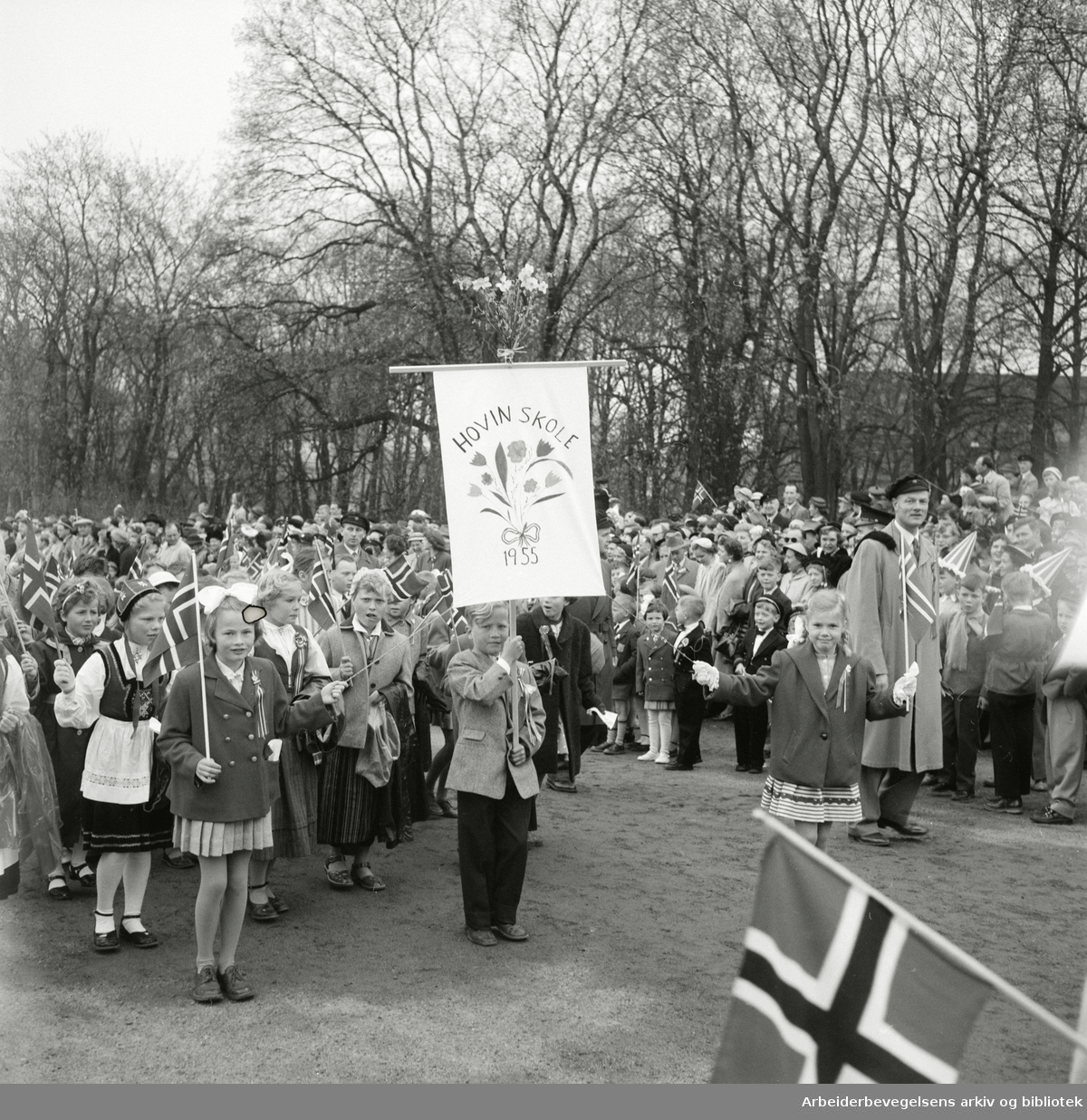 Hovin Skole med hjemmelaget fane i 17. mai-toget 1955.