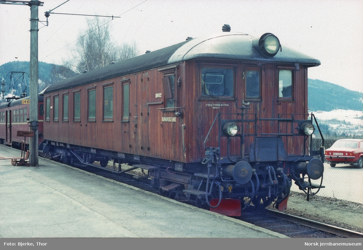 Styrevogn litra BFS65 nr. 18682 i tog på Nordagutu stasjon
