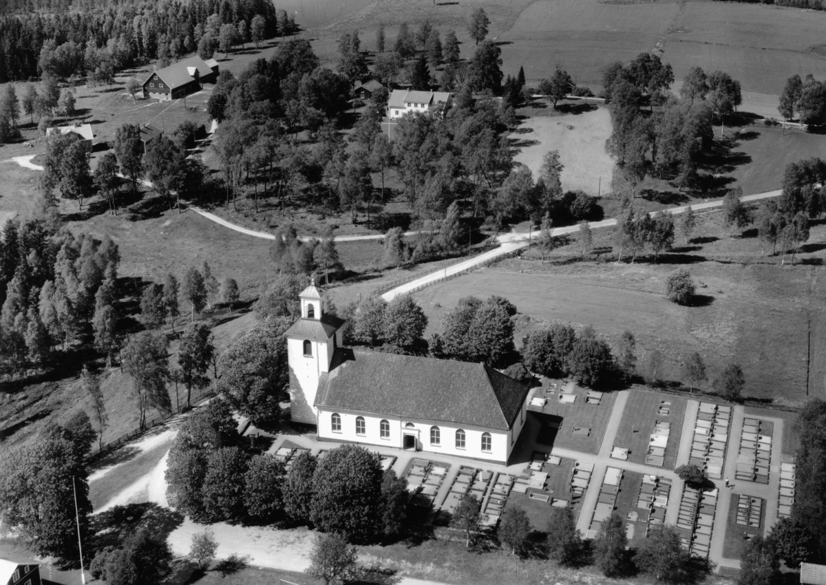 Flygfoto över Tofteryds kyrka i Vaggeryds Kommun, Jönköpings län. Nr: 342/1957