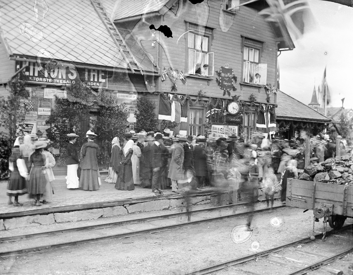 Folk på Alvdal jernbanestasjon, venter på kong Haakon og dronning Maud