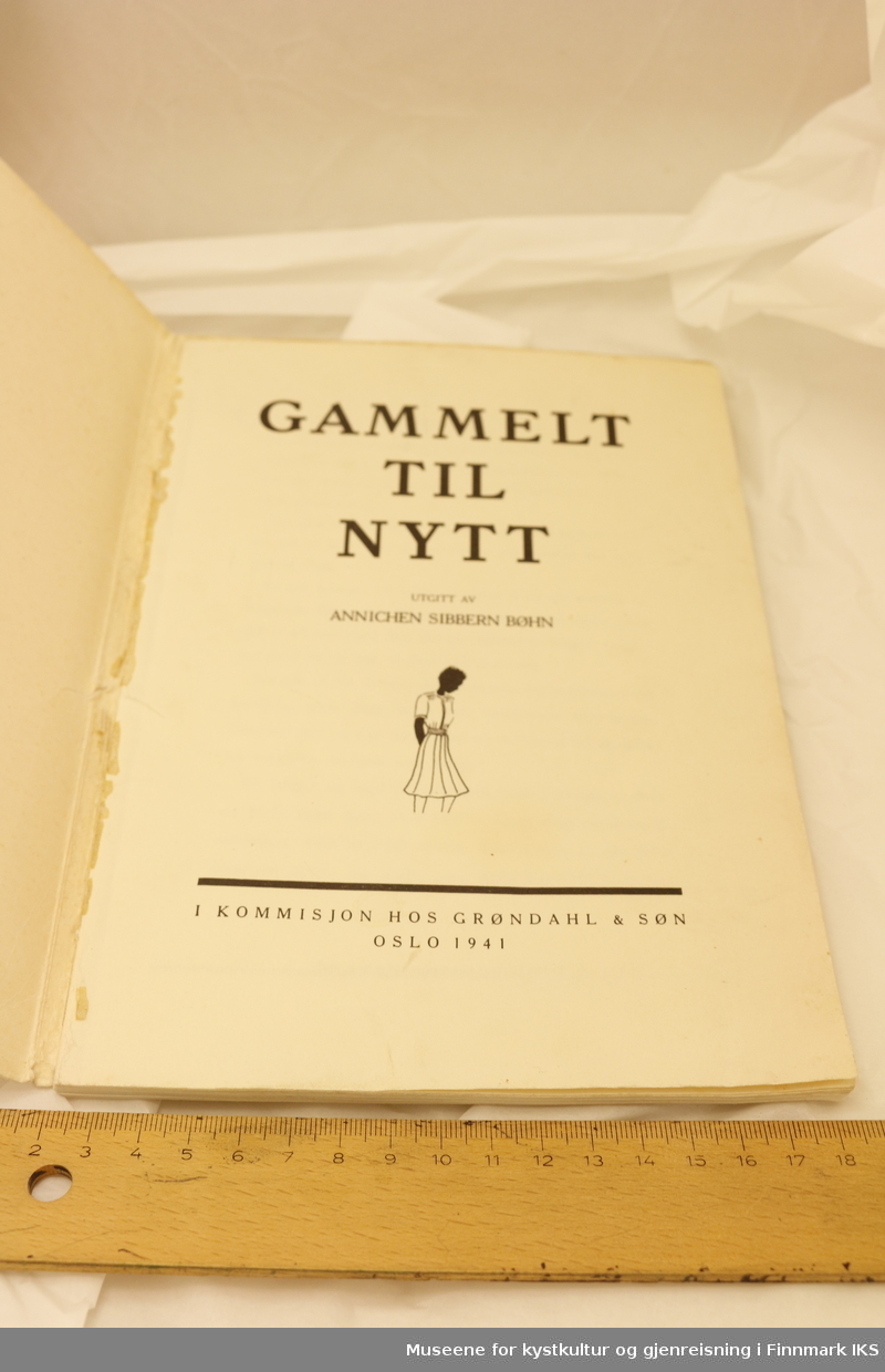 Opskriftsbok for gjenbruk av voksenklær til barneklær. Tittel: Gammelt til nytt. Utgitt av Annichen Sibbern Bøhn hos Grøndahl & Søn forlag, Oslo i 1941