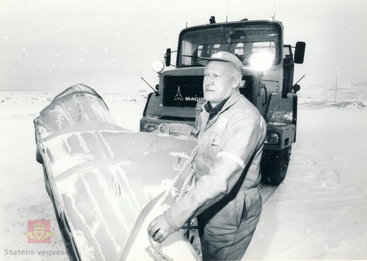 Sjåfør Ola Svingen sammen med brøytebilen sørger for at rv. 52 over Hemsedalsfjellet er åpen hele vinteren gjennom. Ref: artikkel s. 5 i Brobyggeren nr 2 - 1982.