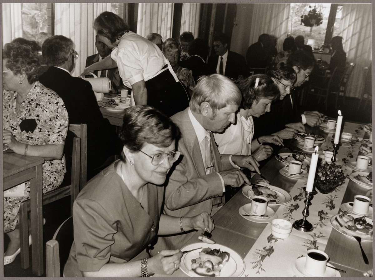 Lars Råstock närmast i bild och deltagare på Trafikaktiebolaget Grängesberg - Oxelösunds Järnvägar, TGOJ-dagen serverades landgång och kaffe på S:t Botvidsgårdens församlingshem i Oxelösund den 31 maj 1991.