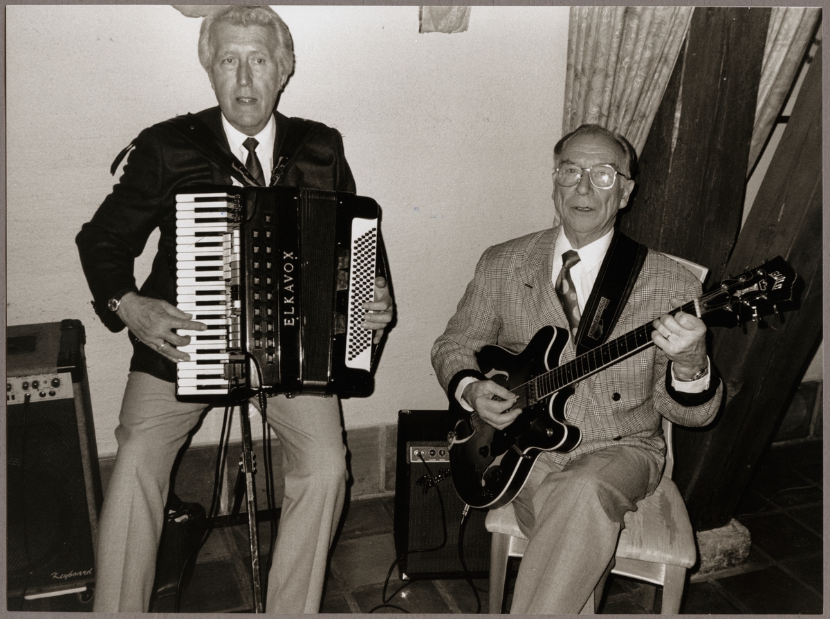 Rolf Holmberg och Eje Lyrefelt spelade taffel- och dansmusik på Trafikaktiebolaget Grängesberg - Oxelösunds Järnvägar, TGOJ-dagen på restaurang Storhusqvarn i Nyköping den 31 maj 1991.