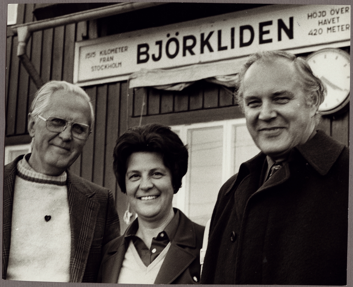 Ingvar Ringbom, Britt Sophie Kratse och Kurt Lindberg poserar framför Björkliden stationshus.