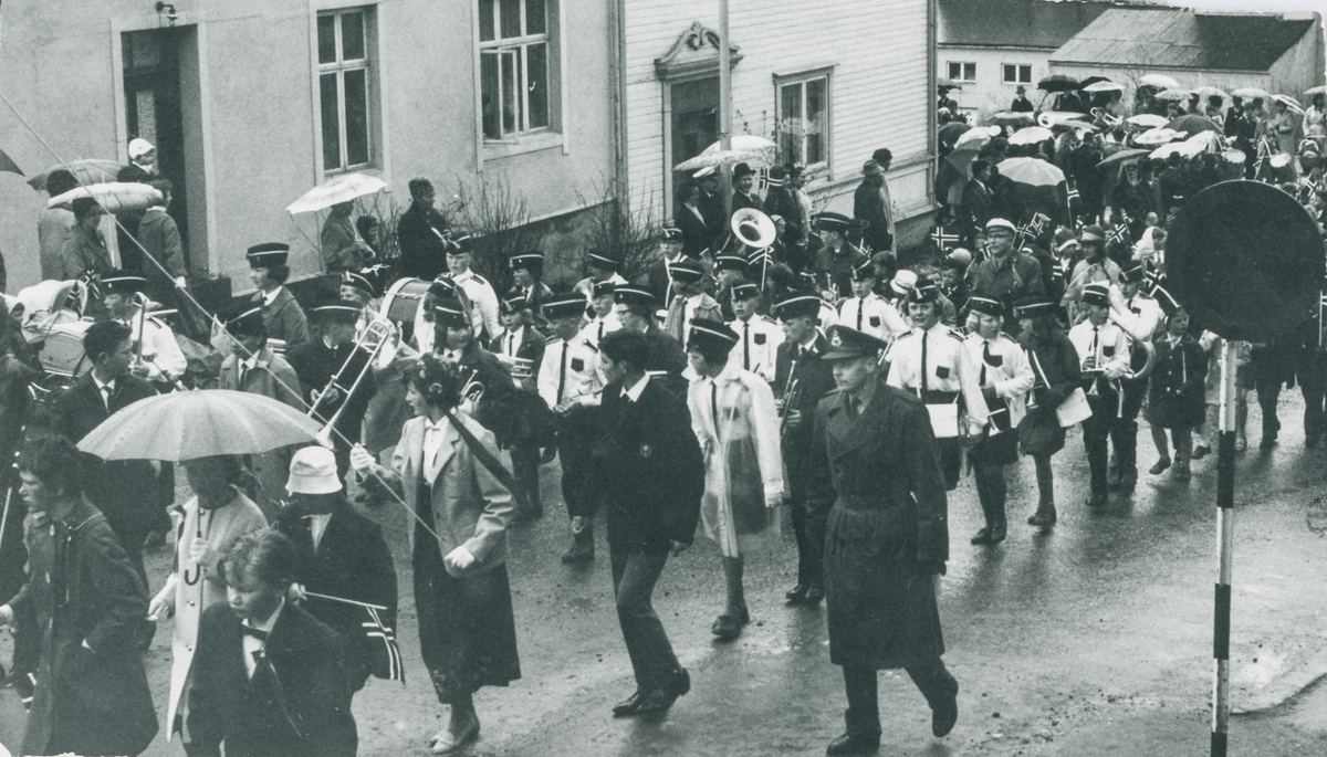 Kanebogen skolekorps marsjerer i Harstad på 17. mai.