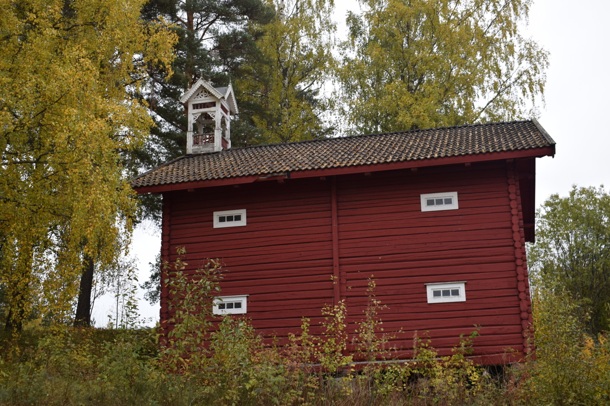 
Klokketårnet på Tøsti lille er fra 1893, og har kryssformet saltak med elementer i sveitserstil. Matklokka ble stjålet i 1980. 
