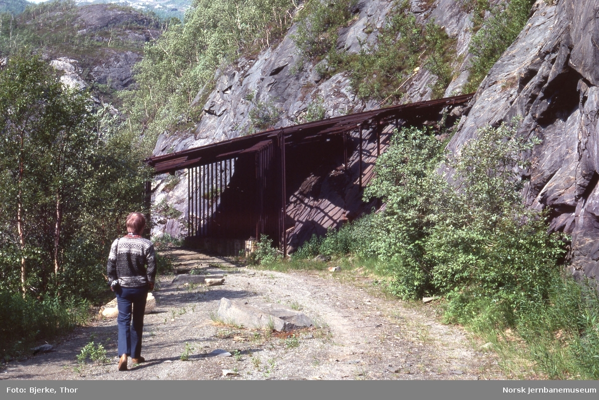 Rasoverbygg ved Stokkviknakken tunnel på nedlagte Sulitjelmabanen
