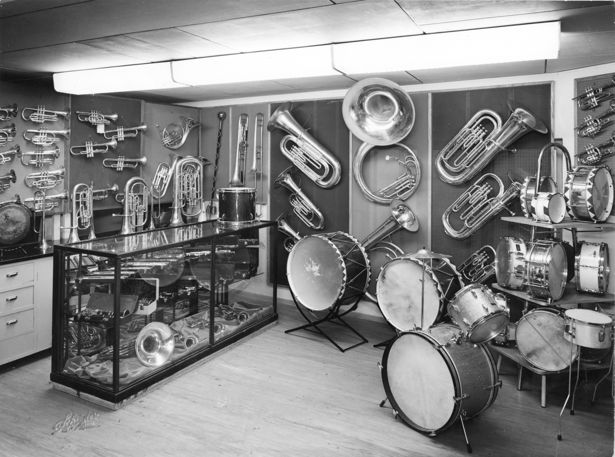 Fra Olaf T. Ranum's musikkhandel. Avdeling for korpsmusikkinstrumenter.