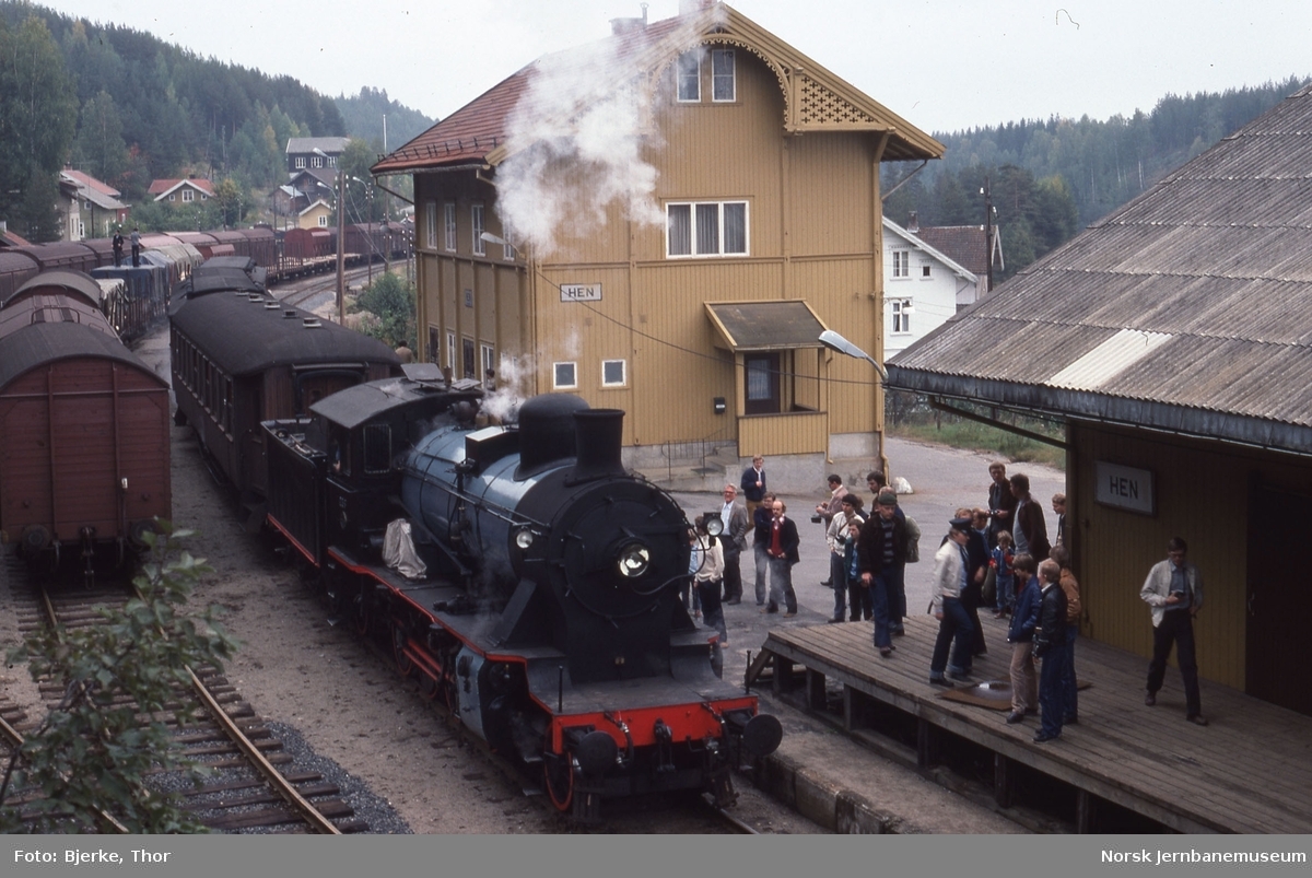 Museumstog fra Norsk Jernbaneklubb, trukket av damplokomotiv type 24b nr. 236, på Hen stasjon