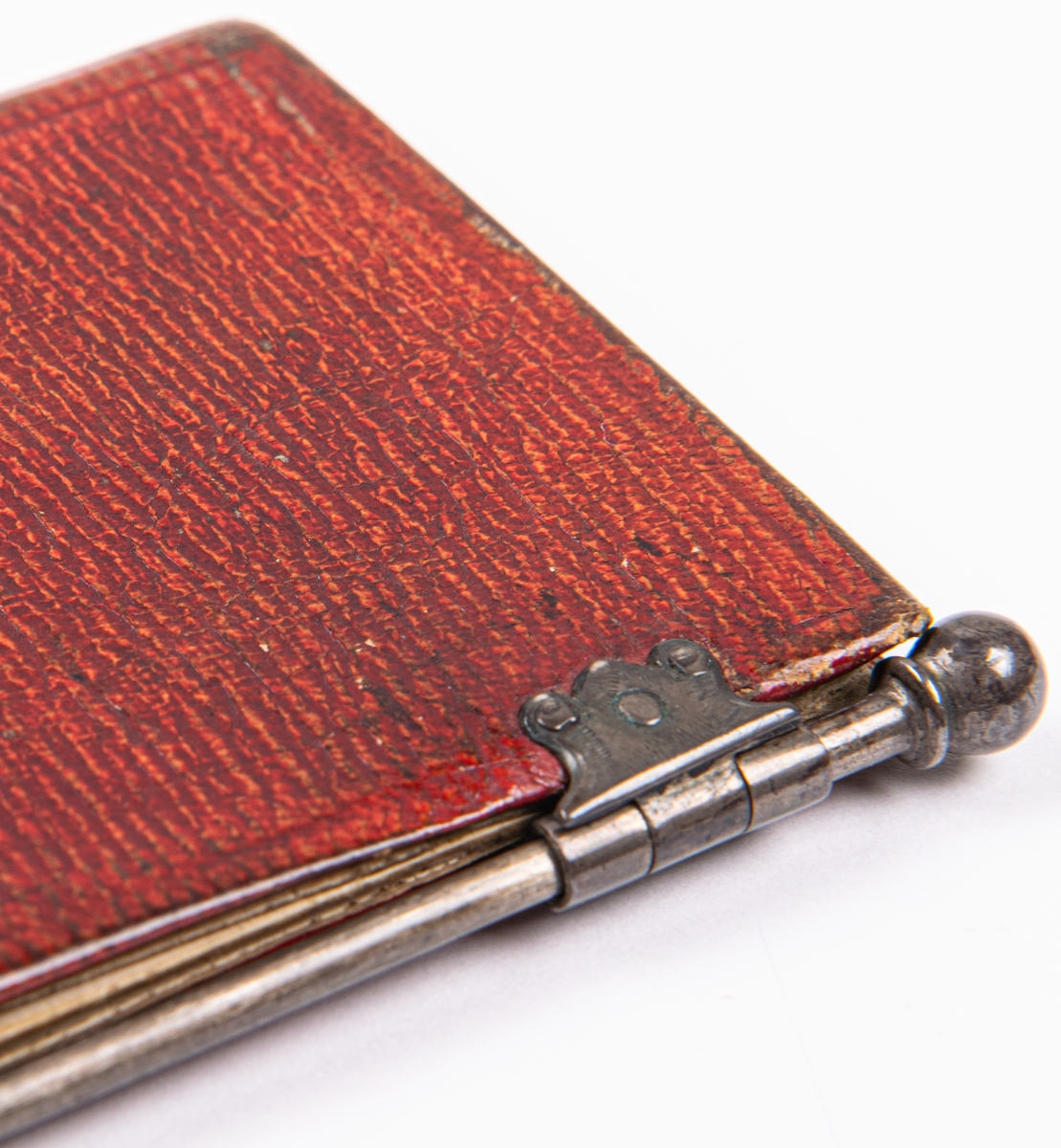 Notesbok  av rött skinn.