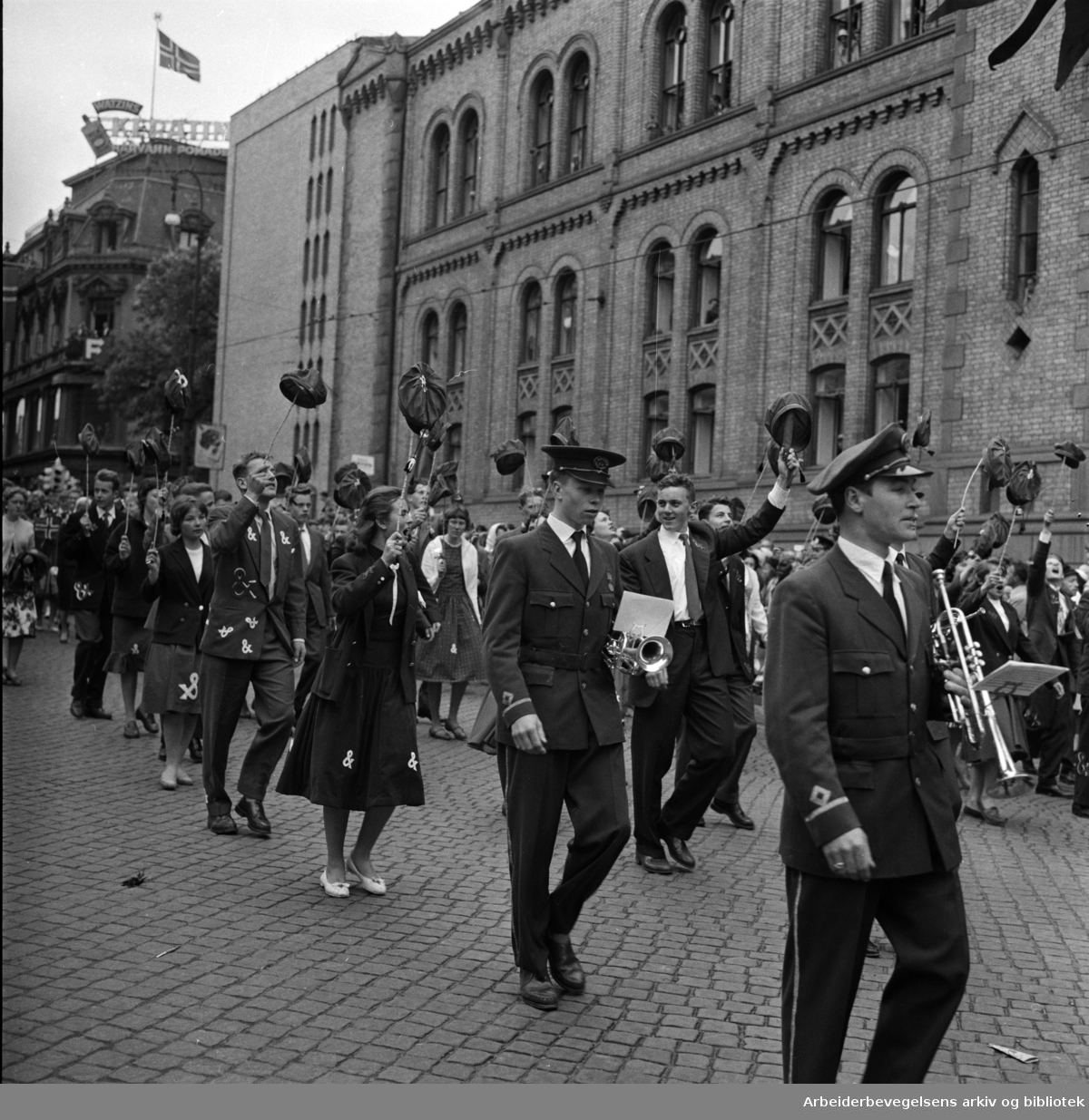 Barnetoget. Russefeiring. Sofienberg Ungdomskorps utenfor Stortinget. 17. mai 1959.