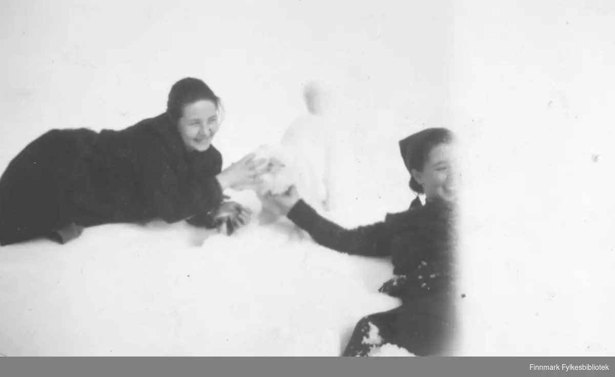 To personer leker i snøen. De er fra venstre: Maila Iversen og Aina Paulsen. Stedet er ukjent, men det kan være i Nesseby kommune.