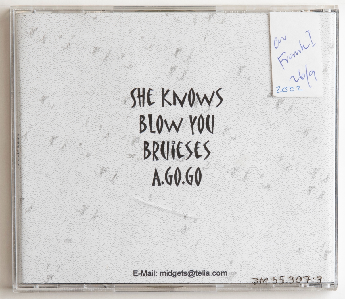 CD-skiva, musik med gruppen Midgets. Skiva i tredelat, hårt plastfodral med inlaga in framsidan och i baksidan. Framsidan har en svart-vit illustration föreställande en kvinna och man i badkläder. På fodralets baksida sitter en klisteretikett med handskriven text: "av Frank I 26/9 2002".

Innehåll:
1. She knows
2. Blow you
3. Bruieses
4. A.go.go

JM 55307:1, Skiva
JM 55307:2, Inlaga
JM 55307:3, Fodral