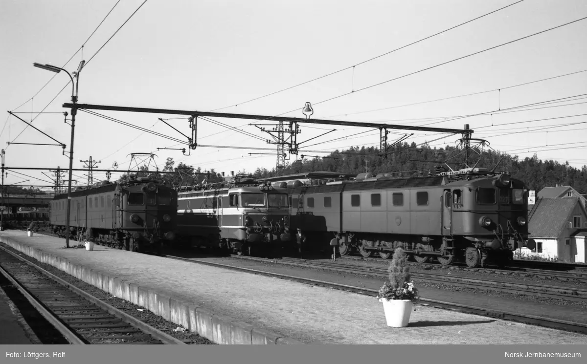 Elektrisk lokomotiv El 15 2194 (i midten) og elektriske lokomotiver type Dm nr. 1207 og 1221 på Narvik stasjon.