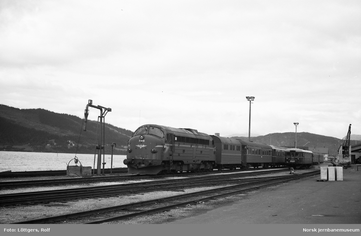 Diesellokomotiv Di 3 615 med dagtoget fra Bodø til Trondheim på Mo i Rana stasjon.