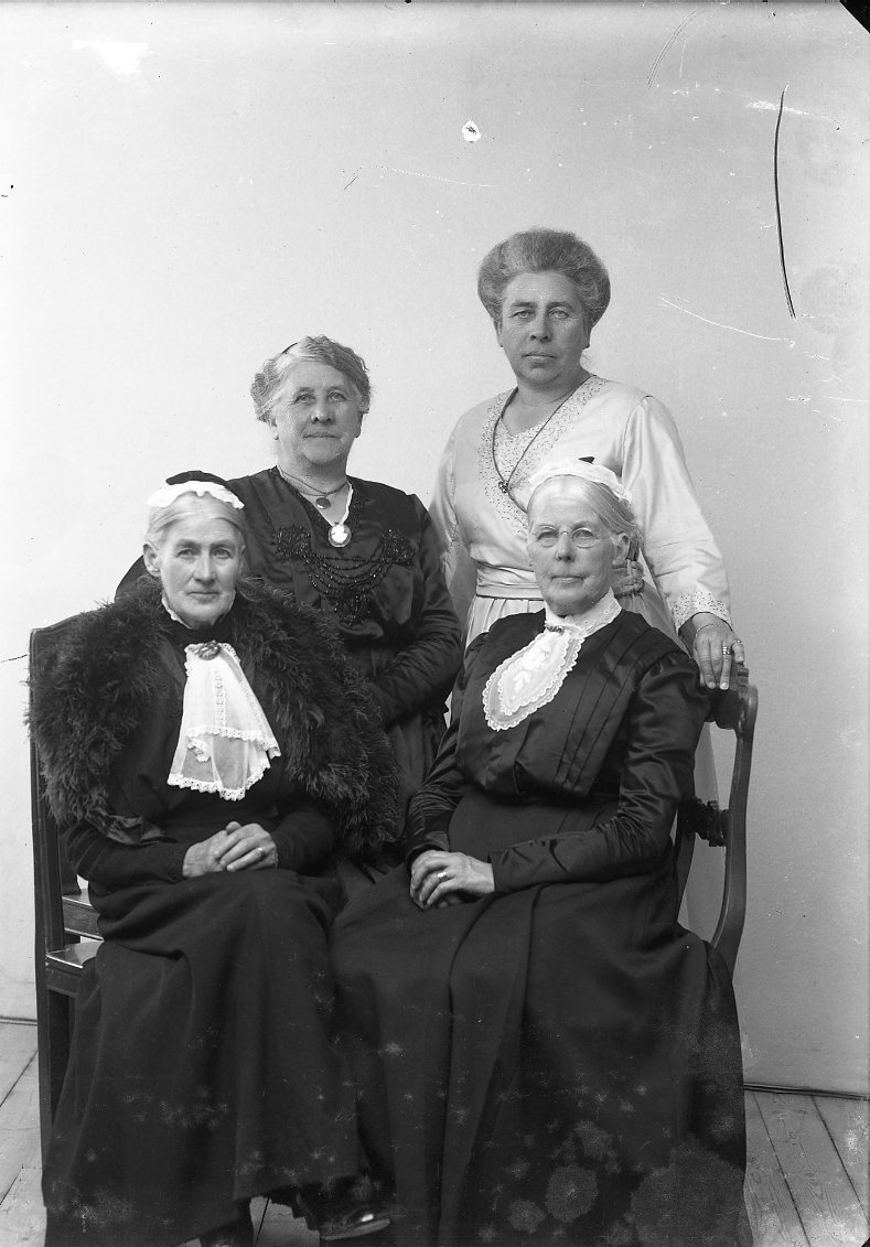 Gruppbild med fyra kvinnor. Till höger sitter Eva Larsson Stolpe.
