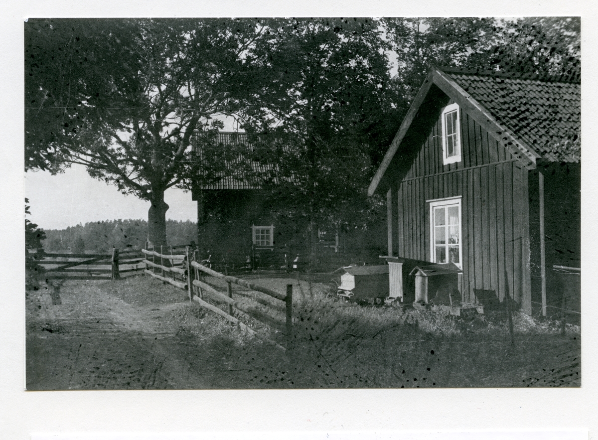 Vallby, Västerås.
Vallby nr 4, mangården, gammal parstuga, 1933.
Staket som skiljer mangård från fägård.