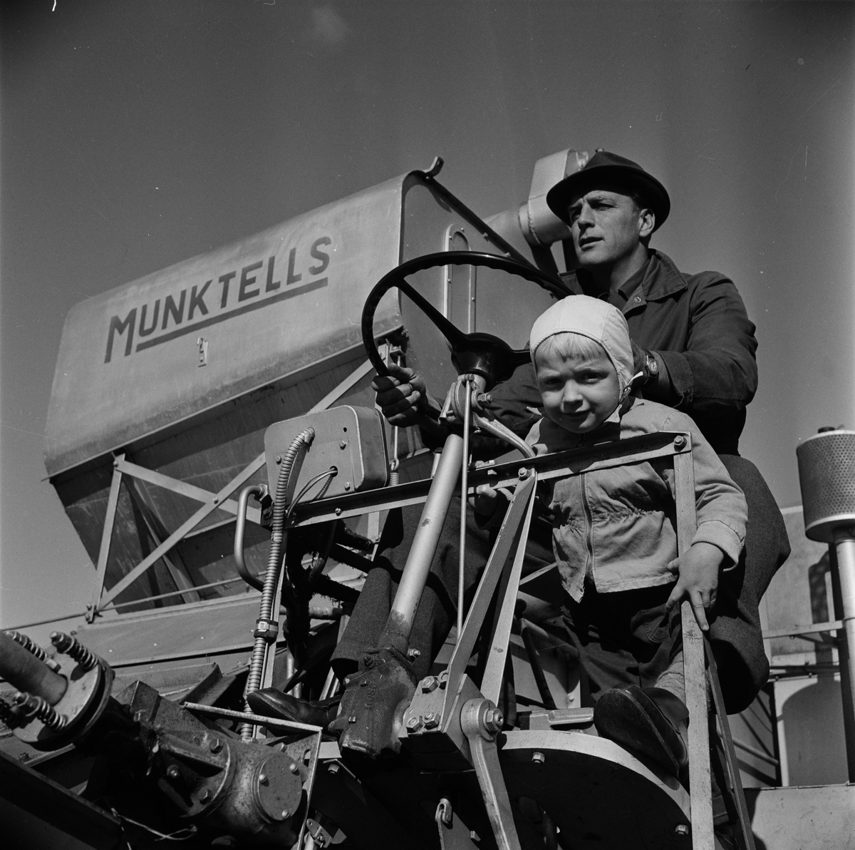 Uppländsk bonde på sin skördetröska, Uppland 1955