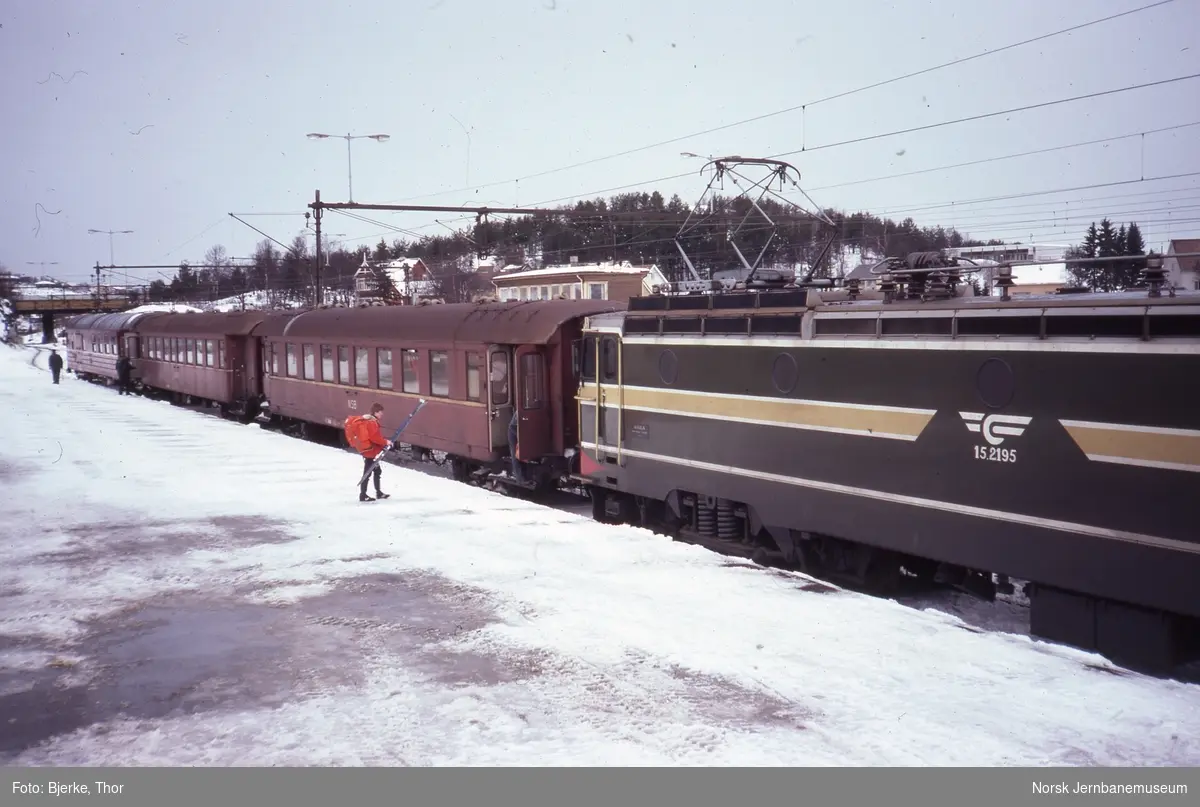 Elektrisk lokomotiv El 15 2195 foran persontog 79 Narvik-Bjørnfjell på Narvik stasjon
