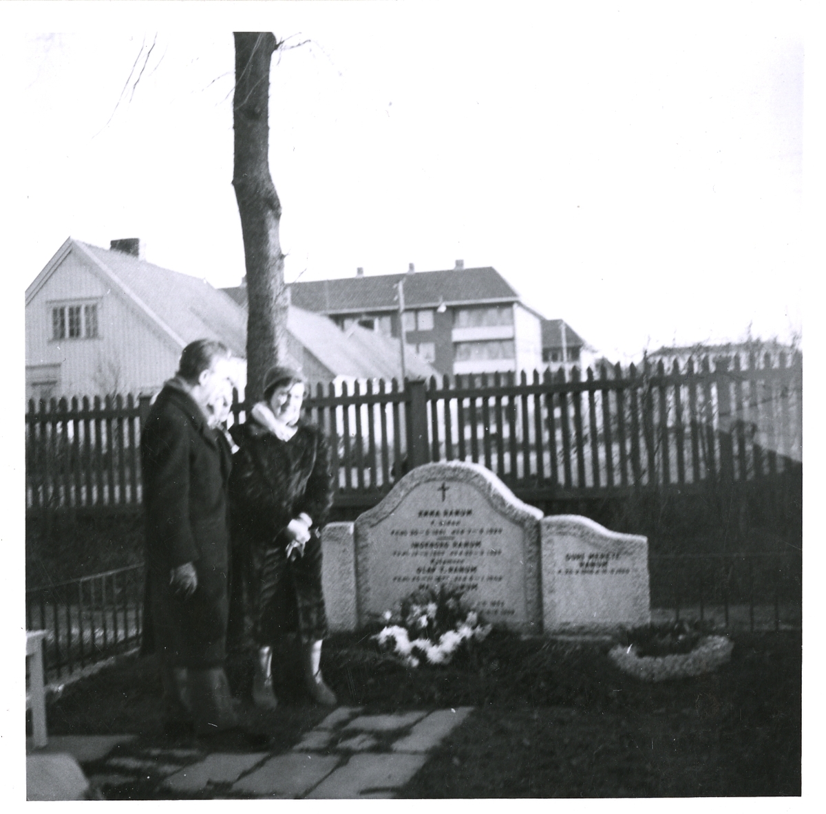 Ved familiegraven i anledning butikkens 60-års jubileum. 08.12.1959.
Fra venstre Gundrun, Olaf og Ingeborg.